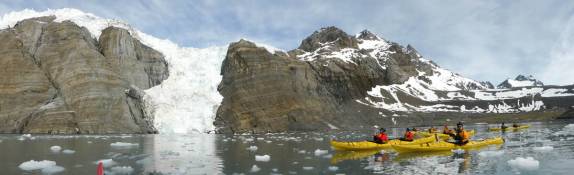 Remando no cenário grandioso de Gold Harbour, na Geórgia do Sul